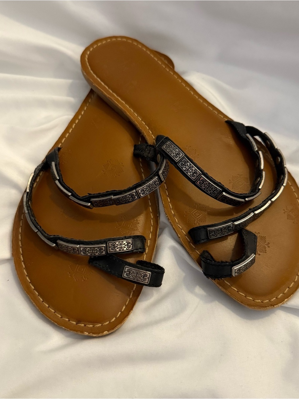 EUC Minnetonka Embellished Toe Ring Slide Sandals